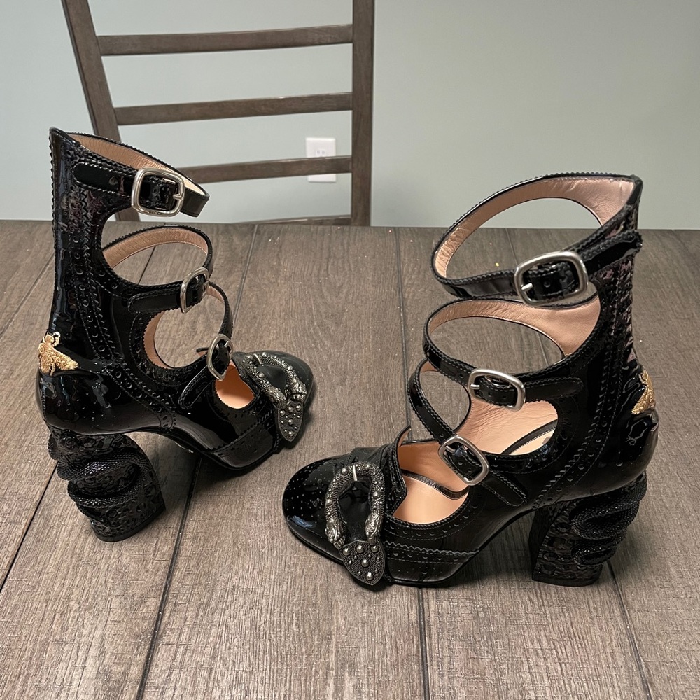 GUCCI PATENT LEATHER EMBELLISHED PUMPS - Picture 4 of 11